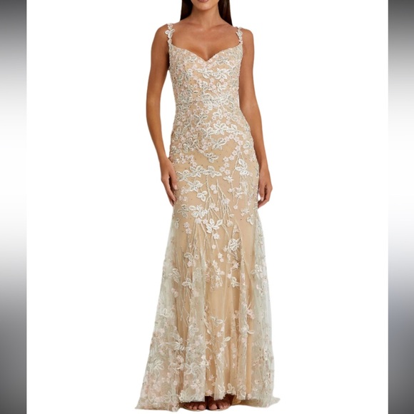 Mac Duggal
Sweetheart Neck Corset Bodice Floral Embroidered Sheath Gown - Picture 1 of 15